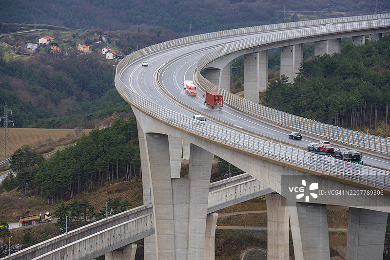 斯洛文尼亚科佩尔附近的高速公路高架桥上的交通图片素材