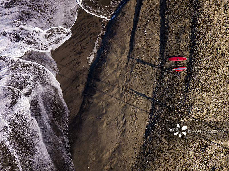 印度尼西亚，巴厘岛，克登古，克登古海滩，红色冲浪板图片素材