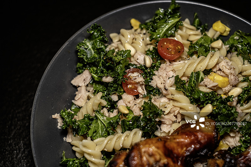 意大利螺旋面、金枪鱼沙拉、烤鸡腿图片素材