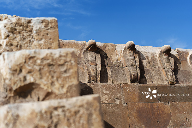 埃及萨卡拉南墓的风化眼镜蛇墙。图片素材