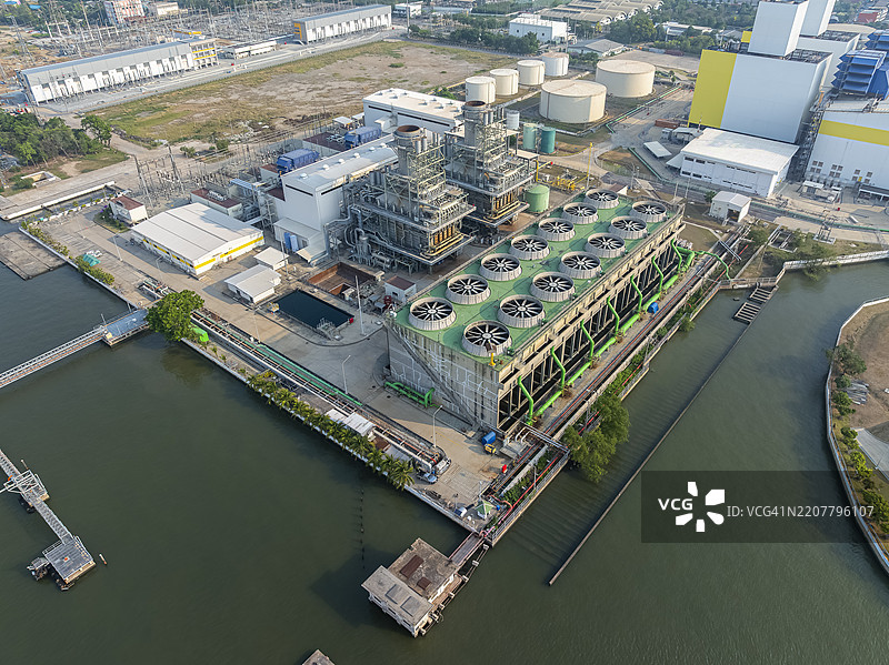 电力行业的发电厂鸟瞰图。图片素材