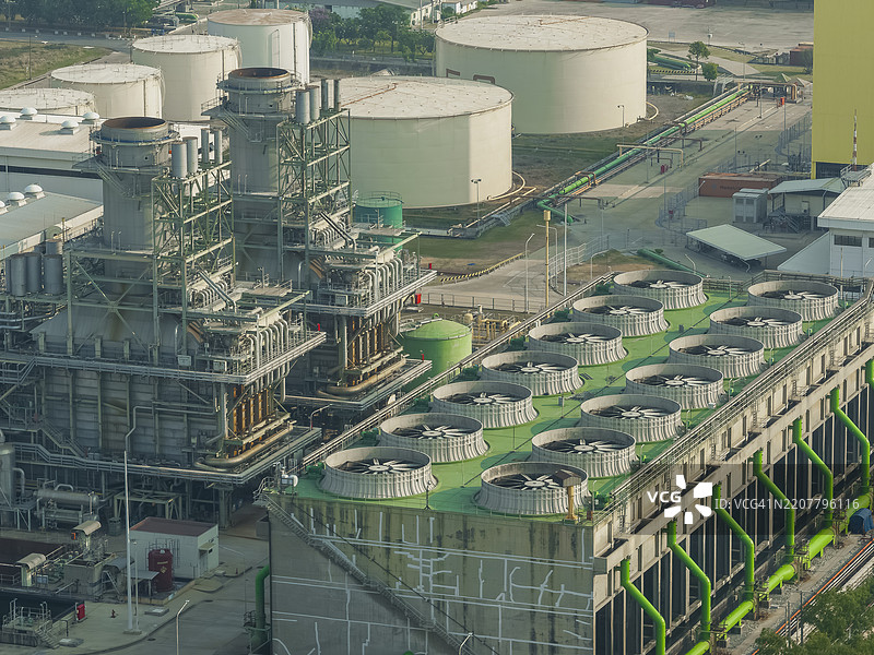 电力行业的发电厂鸟瞰图。图片素材
