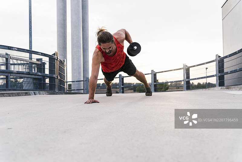 年轻男子在训练哑铃图片素材