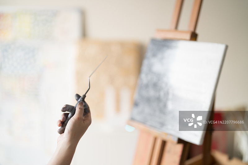 女性在绘制油画图片素材