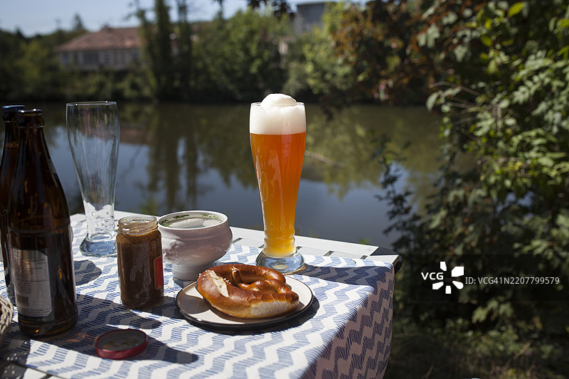 早餐配巴伐利亚小牛肉香肠、小麦啤酒和椒盐卷饼图片素材