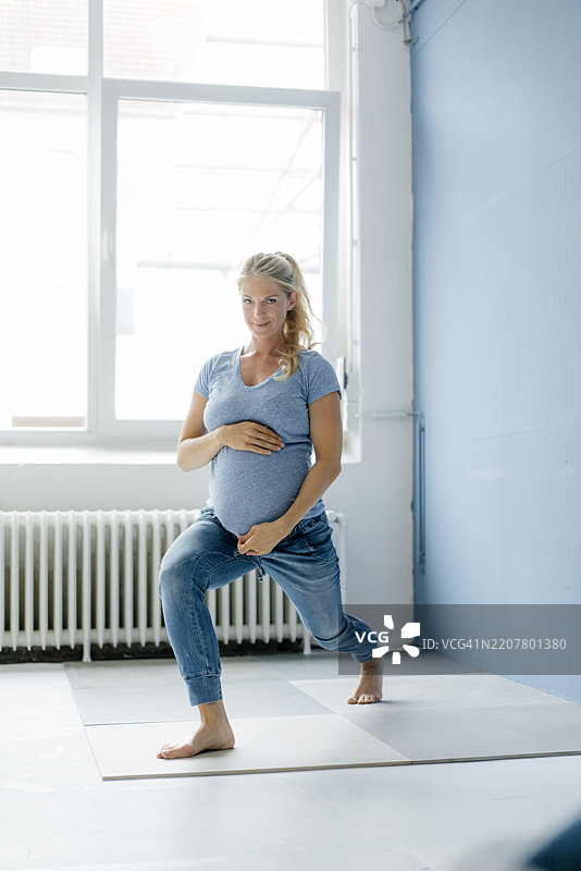 孕妇练习瑜伽的肖像图片素材