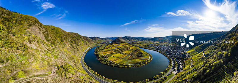 德国，莱茵兰-普法尔茨州，科赫姆-泽尔，布雷姆，摩泽尔河环形景观全景图片素材