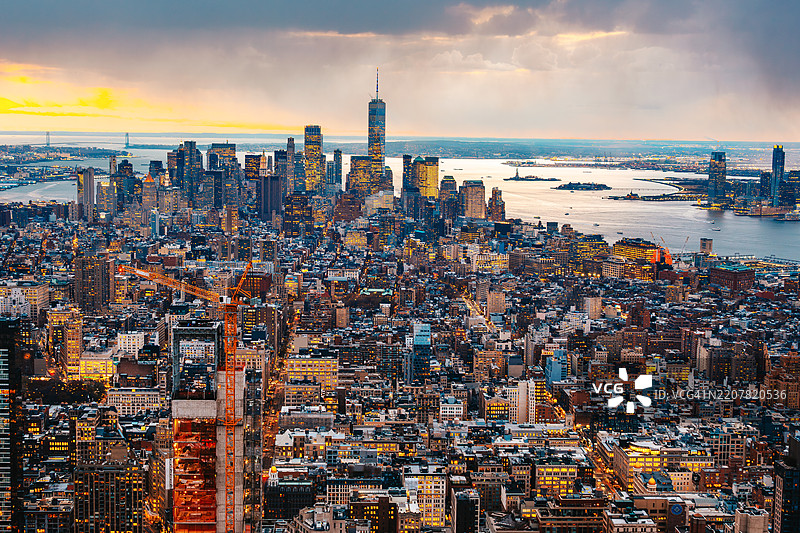 日落时分俯瞰曼哈顿天际线，城市与水面尽收眼底图片素材
