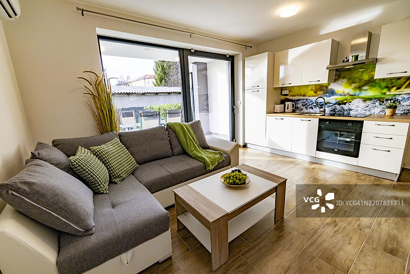 舒适的开放式厨房居住空间图片素材