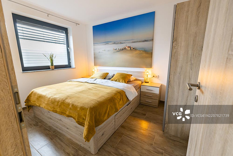 舒适的卧室与风景画图片素材