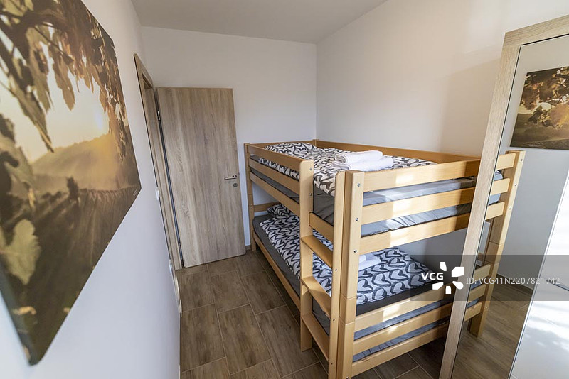 小房间里的双层床图片素材