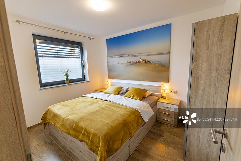 舒适的卧室与风景艺术作品图片素材