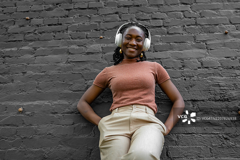 戴着耳机微笑的女孩图片素材