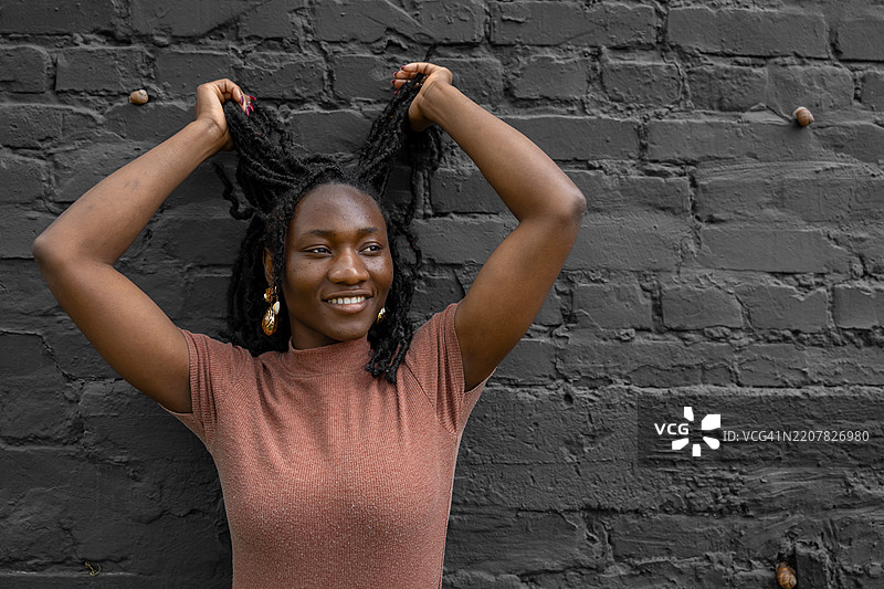 美丽的女人用手指梳理头发摆姿势图片素材