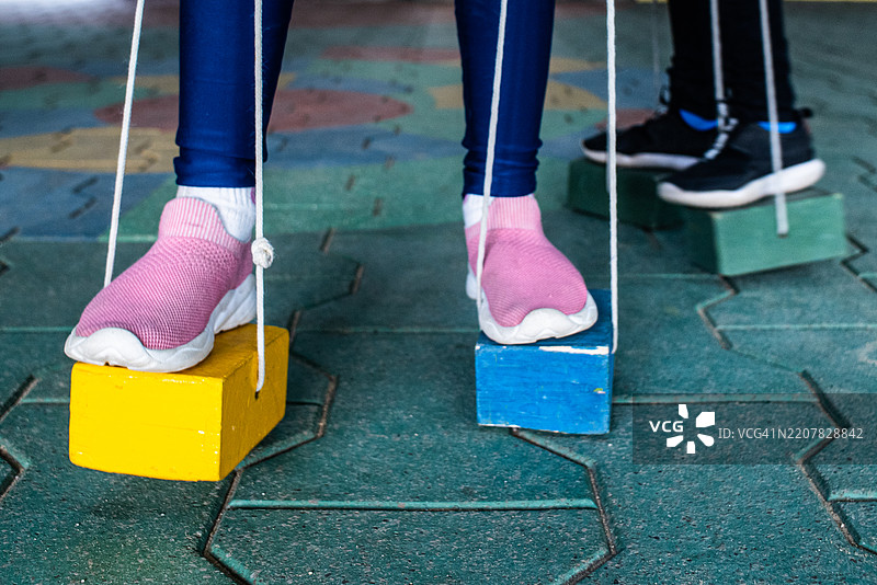 孩子们在玩木制行走积木图片素材
