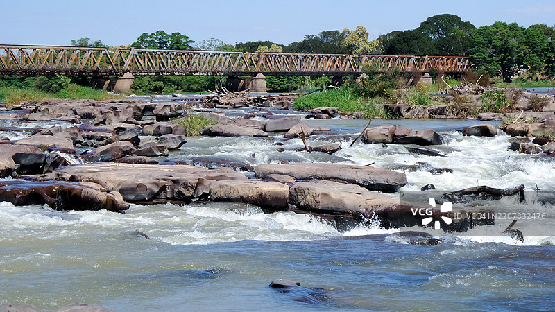 圣弗朗西斯科河上的铁路桥图片素材