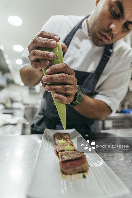 厨师在盘子上装饰食物图片素材