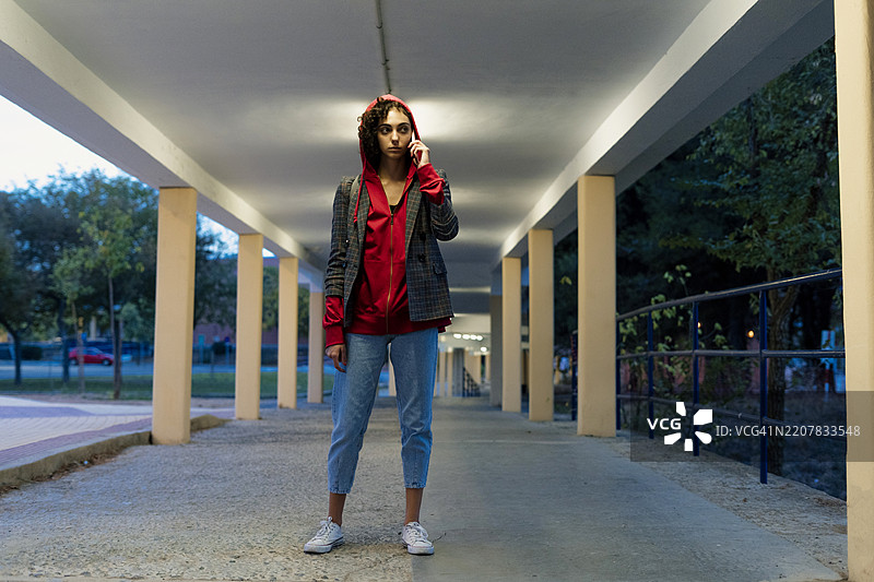 傍晚时分，年轻女性在打电话的肖像图片素材