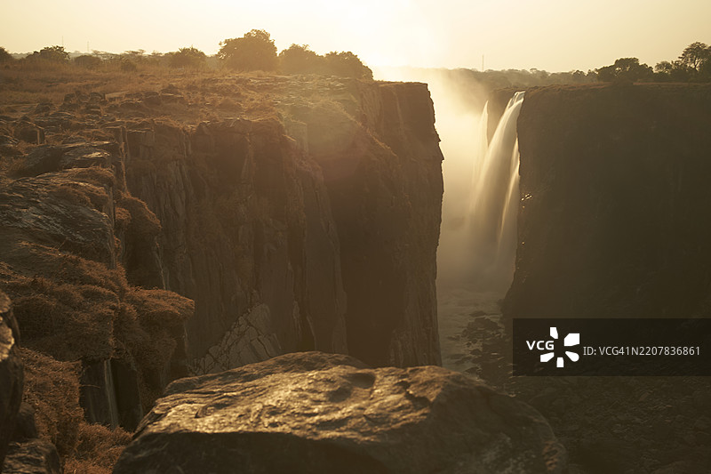津巴布韦日落时的维多利亚瀑布图片素材