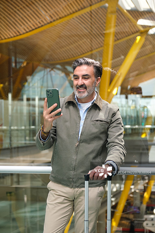 商人在机场候机厅进行视频通话图片素材