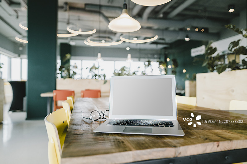 商务、笔记本电脑和眼镜在共享办公空间中图片素材