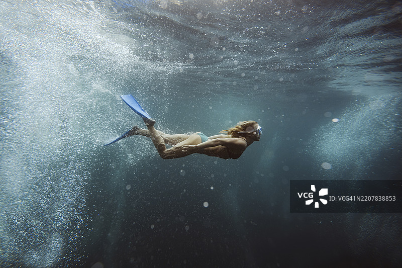 巴厘岛吉利群岛吉利梅诺水下的女人图片素材