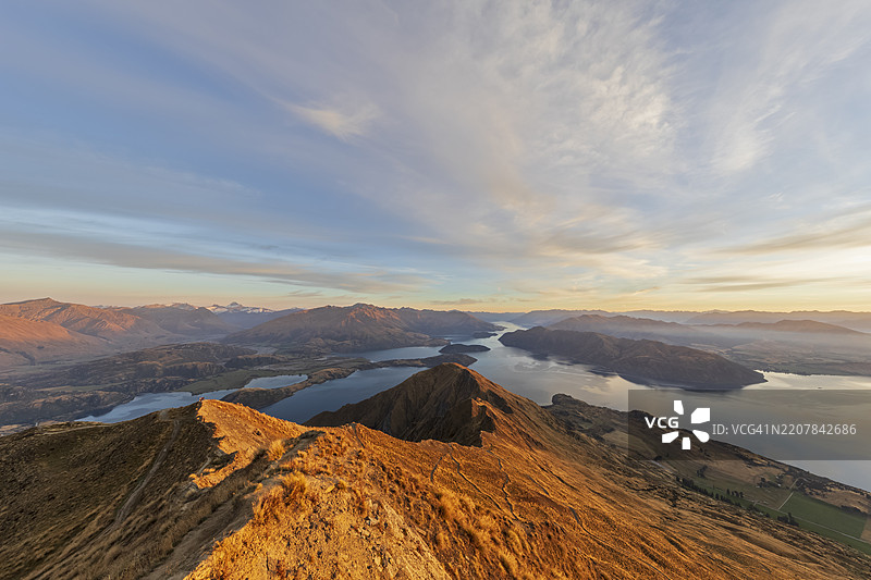新西兰南岛罗伊峰俯瞰的瓦纳卡湖日出景色图片素材