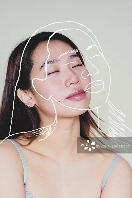 闭眼的亚洲女性，脸部上方叠加图形绘制，象征自我接纳和心理健康图片素材