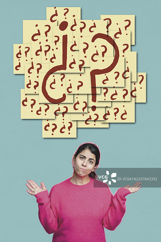 女人耸肩，周围有问号，表达困惑和不确定感图片素材