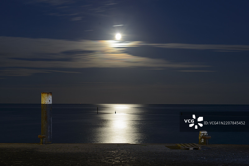 荷兰特尔谢林岛的瓦登海中月光的倒影图片素材
