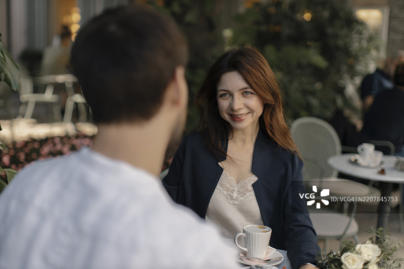 微笑的女人在咖啡馆与男朋友共度闲暇时光图片素材