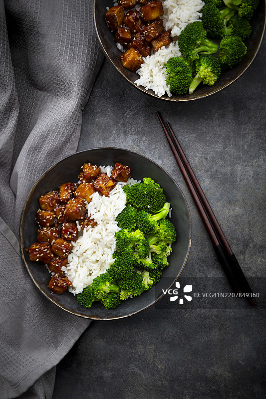 素食菜肴，配有粘豆腐、西兰花和椰子饭，搭配筷子享用图片素材