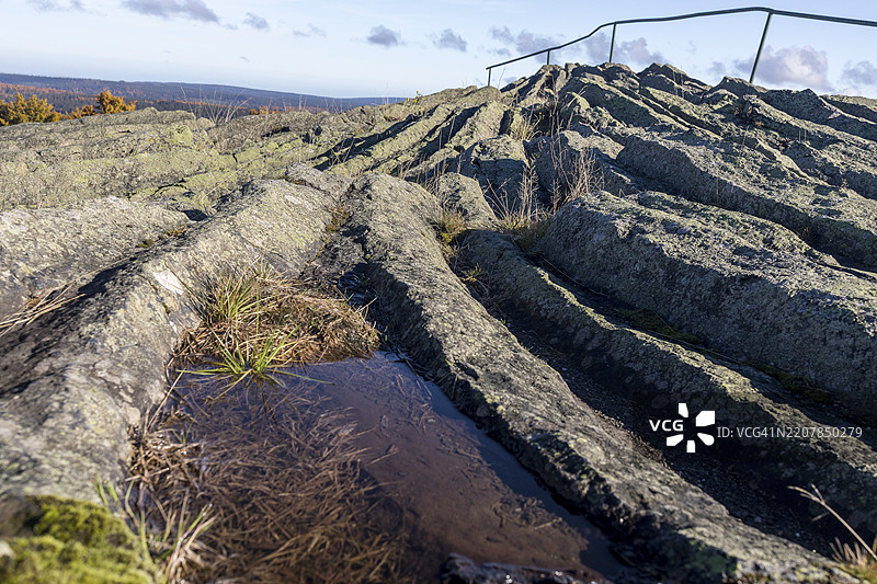 暴露的玄武岩露头，来自火山时期，位于德国萨克森州马里恩贝格的赫尔特施泰因，欧洲图片素材