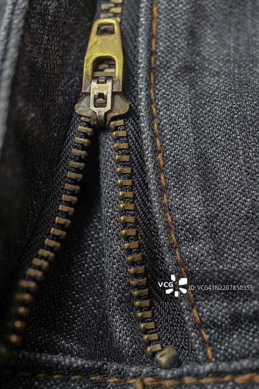 蓝色牛仔裤拉链的特写细节图片素材