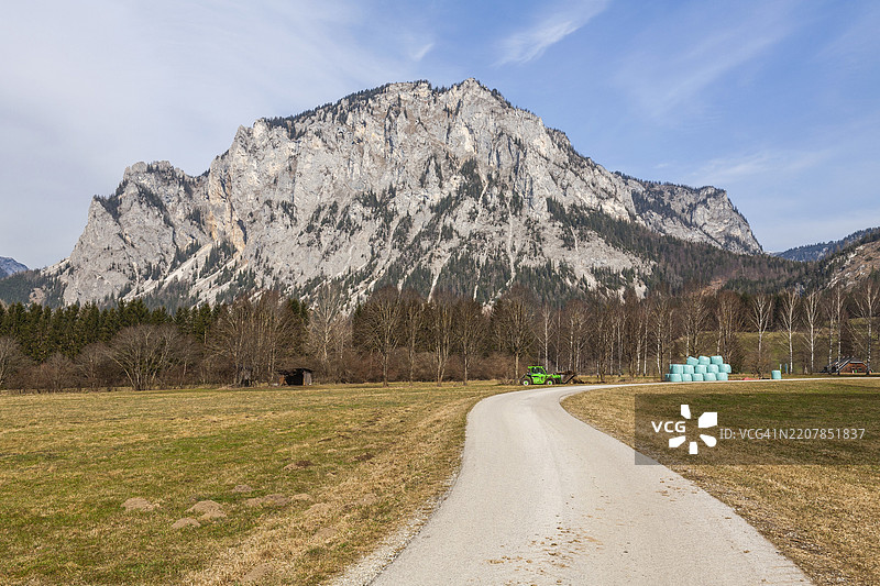 春季的拉明塔尔自行车道穿过农田，位于奥地利施蒂利亚州特拉戈斯附近的霍赫施瓦布地区普里比茨山。图片素材