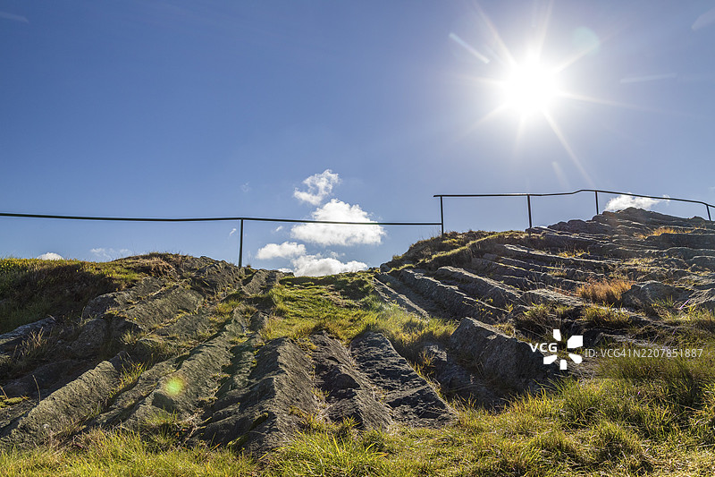 暴露的玄武岩露头，来自火山时期，位于德国萨克森州马里恩贝格的赫尔特施泰因，欧洲图片素材