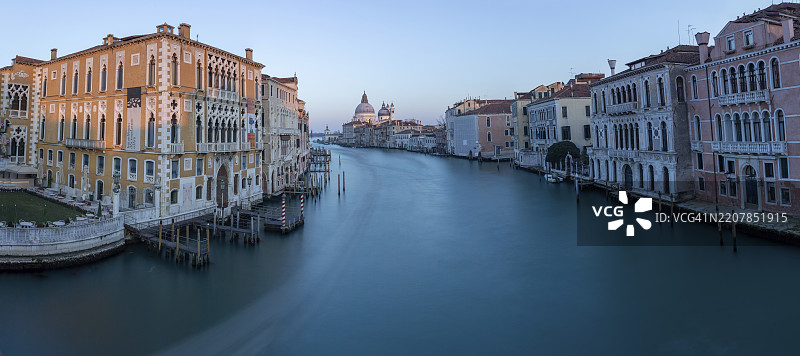 黄昏的光线,从学院桥俯瞰大运河,背景是圣玛丽亚·德拉·萨卢特大教堂,长时间曝光,全景拍摄,意大利威尼斯,欧洲图片素材