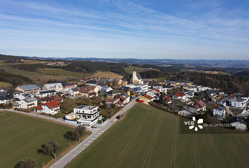 无人机图像，阿尔滕贝格村庄及其教区教堂的景观，林茨附近，穆尔维特尔，上奥地利，奥地利，欧洲图片素材