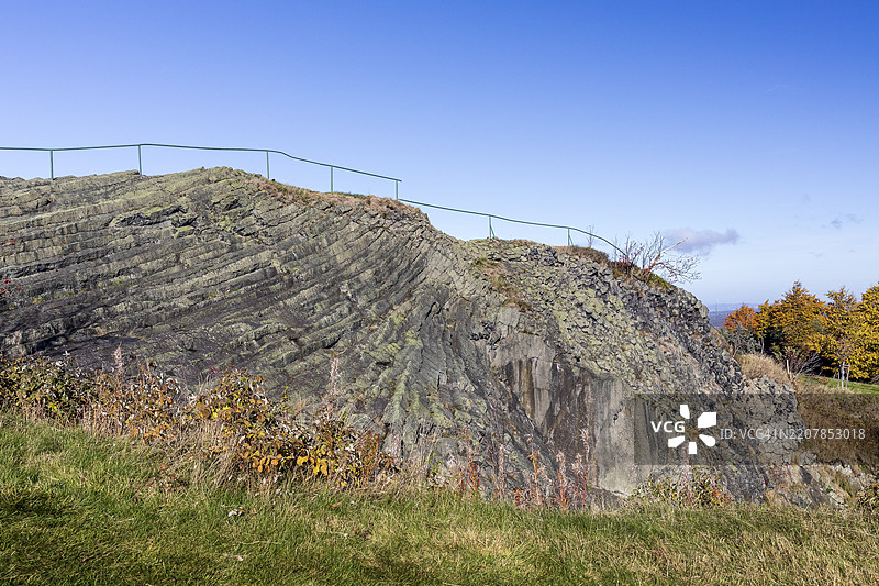暴露的玄武岩露头，来自火山时期，位于德国萨克森州马里恩贝格的赫尔特施泰因，欧洲图片素材
