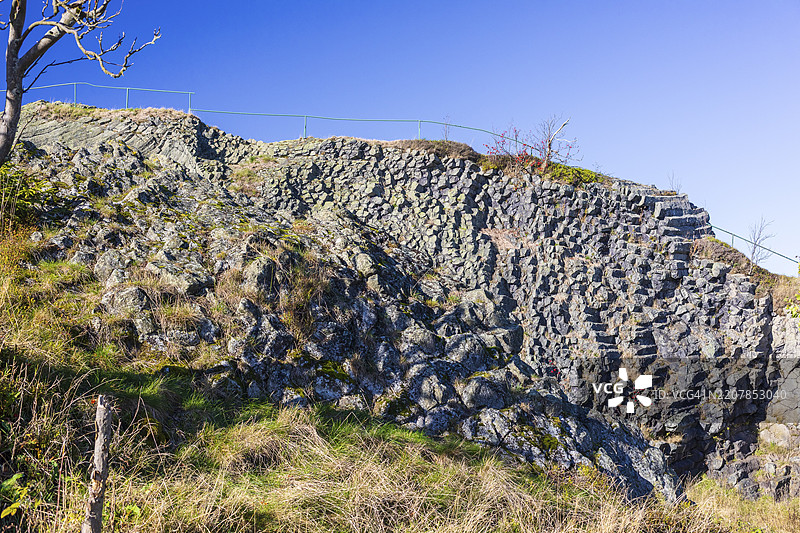 暴露的玄武岩柱,来自火山时代,希尔特施泰因,马里恩贝格,埃尔茨山脉,萨克森,德国,欧洲图片素材