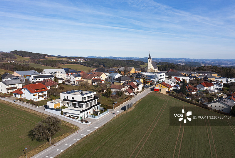 无人机图像,阿尔滕贝格村庄及其教区教堂的景观,林茨附近,穆尔维尔特,上奥地利,奥地利,欧洲图片素材