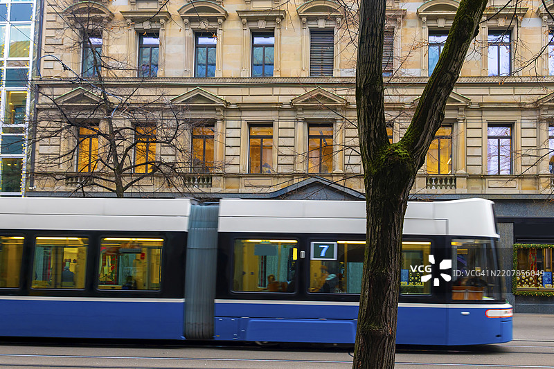 苏黎世巴霍夫大街的城市街道上有电车、建筑和树木，位于瑞士苏黎世州，欧洲。图片素材