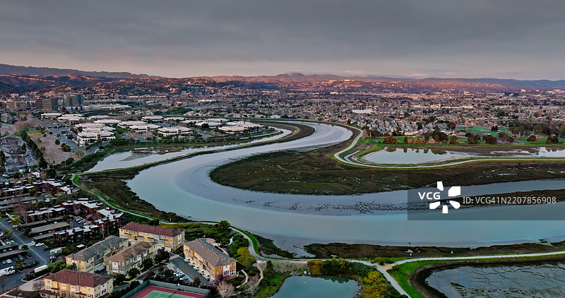 加州红木城被硅谷开发包围的潮汐湿地鸟瞰图图片素材