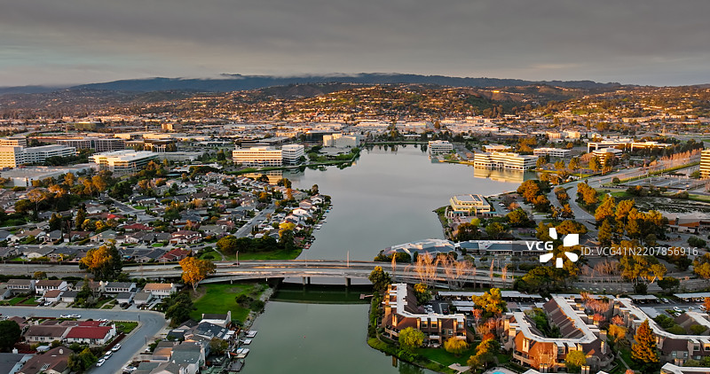 硅谷红木海岸日出时的鸟瞰图图片素材