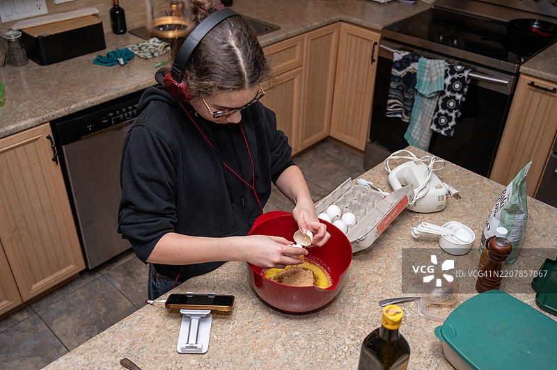 少女在使用鸡蛋图片素材