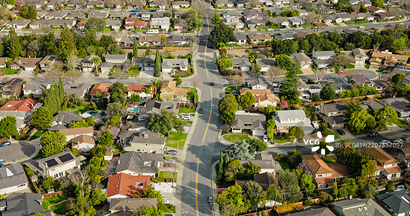 加利福尼亚州阳光谷的住宅区内行驶的汽车图片素材
