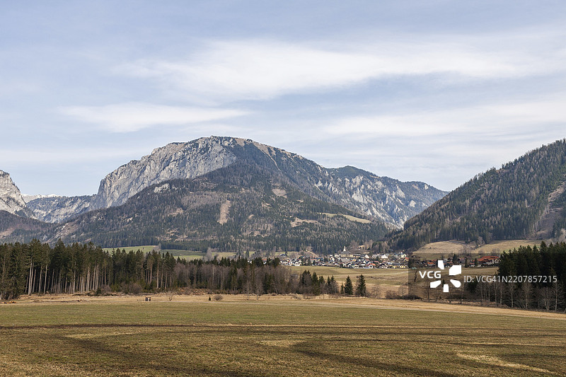春天的田野，梅斯内林山，位于奥地利施蒂利亚州特拉戈斯的霍赫施瓦布地区，特拉戈斯上奥尔特谷。图片素材