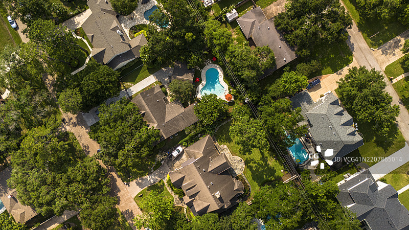 德克萨斯州春枝小区的奢华生活地图。休斯顿高档郊区，拥有宽敞的住宅和郁郁葱葱的风景。图片素材