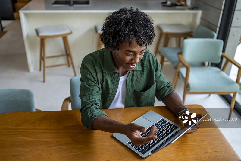 年轻男子在家办公环境中进行视频会议通话图片素材