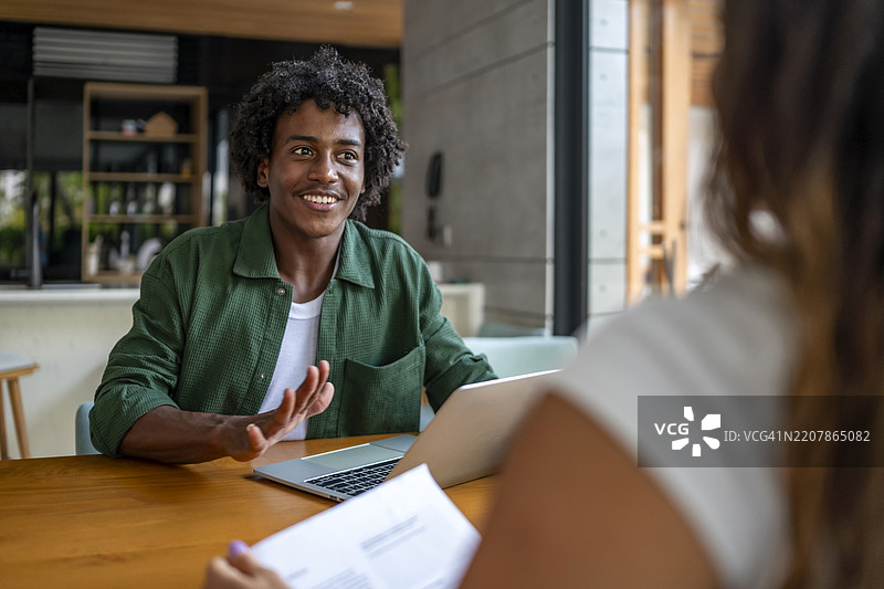 年轻专业人士在办公室进行友好的商务会议图片素材